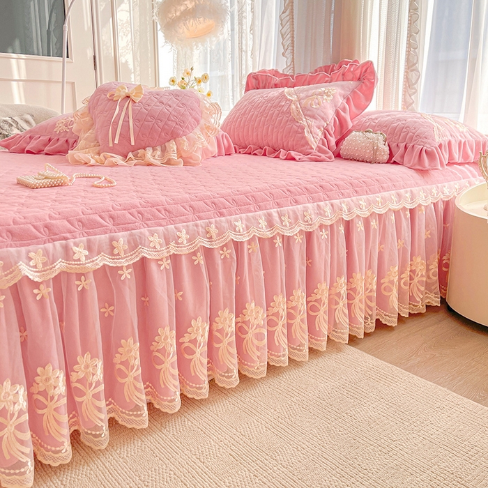 91家纺网 家纺一手货源 找家纺 2024新款加厚牛奶绒蕾丝刺绣床裙单床裙-莫奈花园系列 莫奈花园-少女粉