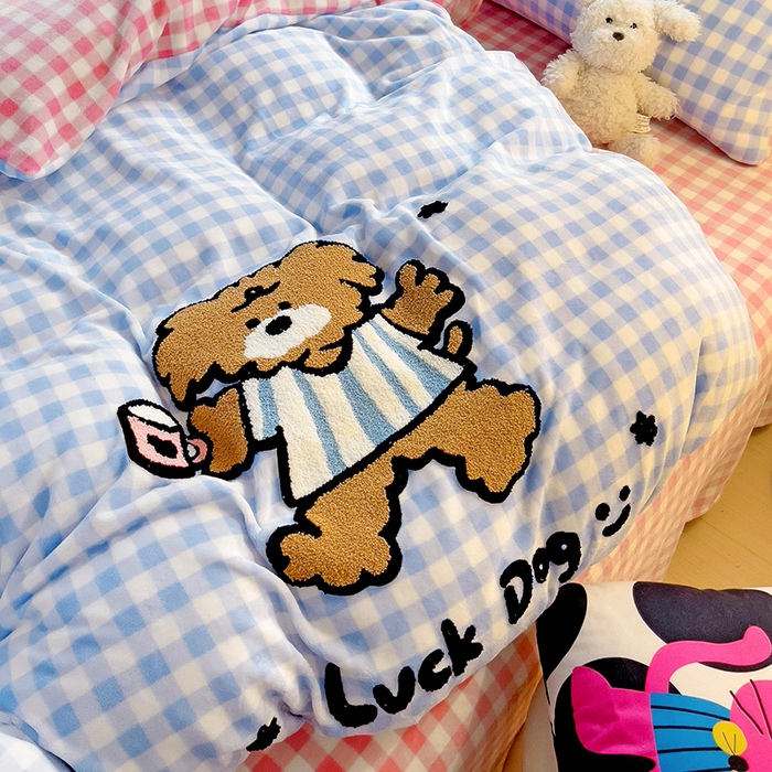 91家纺网 家纺一手货源 找家纺 眠帛家居 2024新款高克重牛奶绒毛巾绣加印大版卡通四件套系列二 旺仔