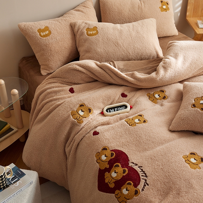 91家纺网 家纺一手货源 找家纺 安莱生活 2024新款绵羊绒毛巾绣四件套 爱心小熊