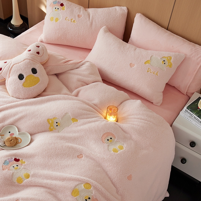 91家纺网 家纺一手货源 找家纺 安莱生活 2024新款绵羊绒毛巾绣四件套 头巾鸭鸭