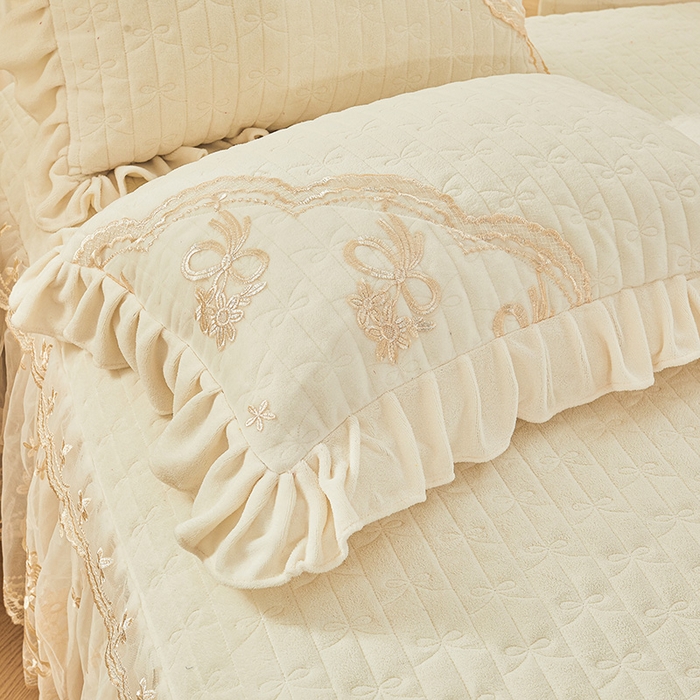 91家纺网 家纺一手货源 找家纺 2024新款加厚牛奶绒蕾丝刺绣床裙四件套-莫奈花园系列 莫奈花园-奶昔