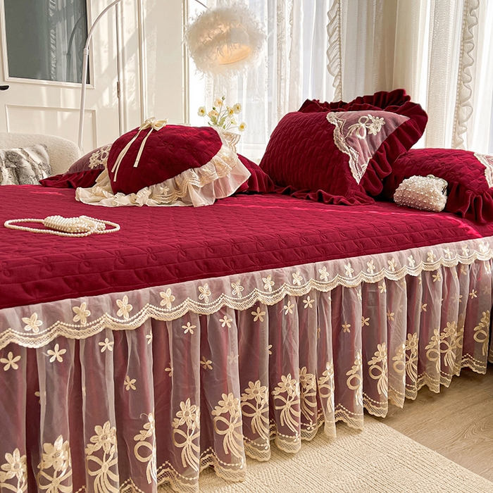 91家纺网 家纺一手货源 找家纺 2024新款加厚牛奶绒蕾丝刺绣床裙单床裙-莫奈花园系列 莫奈花园-酒红