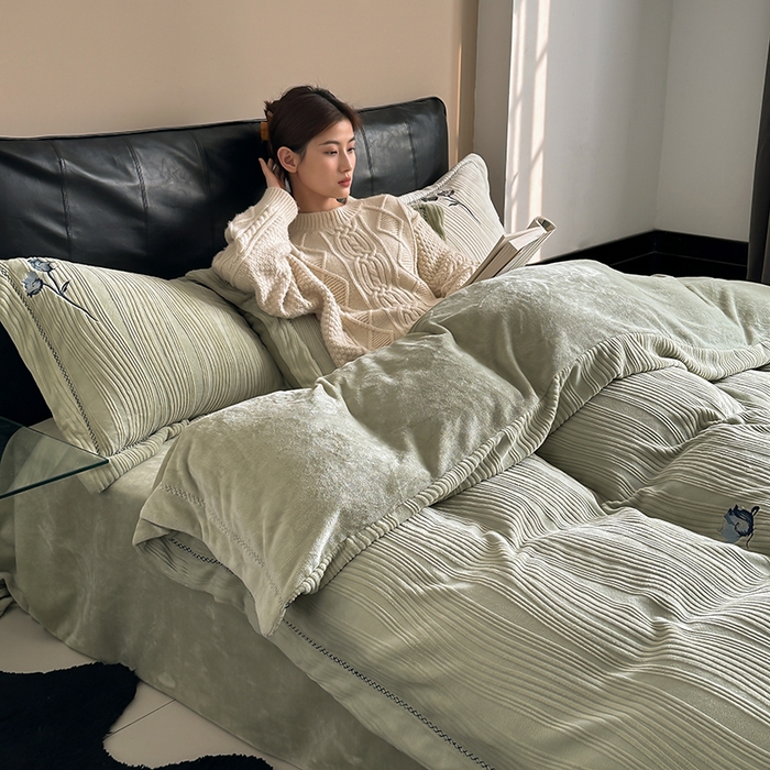 91家纺网 家纺一手货源 找家纺 安莱生活  2024新款全消光曲线绒法式玫瑰绣花四件套-第二风格（ins大图） 蓝玫瑰-巴黎绿