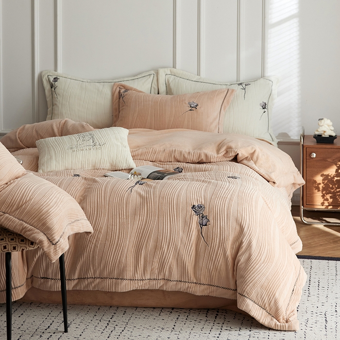 91家纺网 家纺一手货源 找家纺 安莱生活 2024新款全消光曲线绒法式玫瑰绣花四件套-第一风格（质感棚拍图） 黑玫瑰-浅栗咖