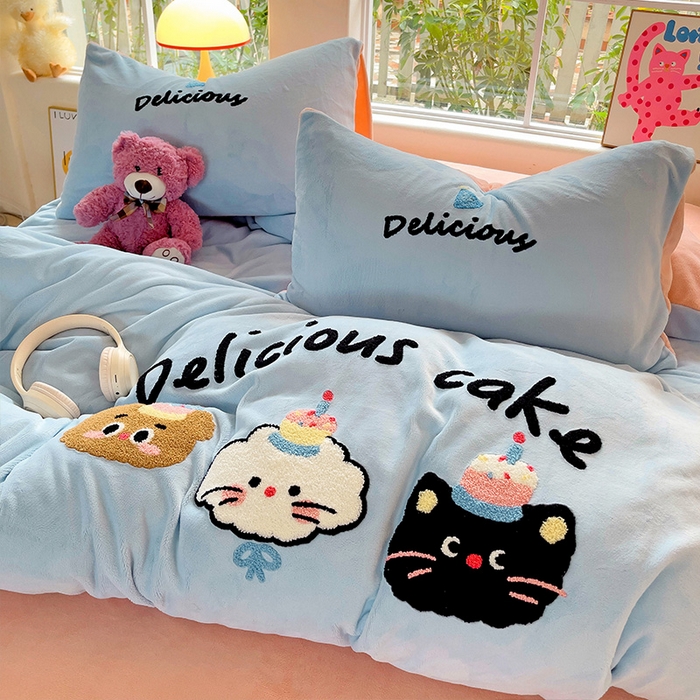 91家纺网 家纺一手货源 找家纺 眠帛家居 2024新款高克重牛奶绒毛巾绣加印大版卡通四件套系列二 布丁