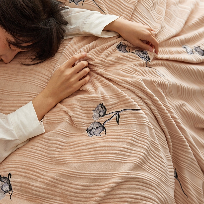 91家纺网 家纺一手货源 找家纺 安莱生活 2024新款全消光曲线绒法式玫瑰绣花四件套-第一风格（质感棚拍图） 黑玫瑰-浅栗咖