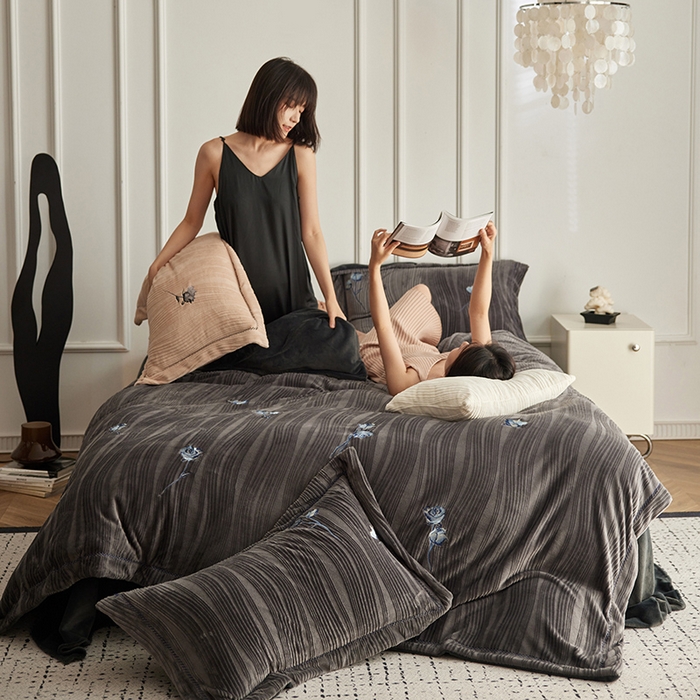 91家纺网 家纺一手货源 找家纺 安莱生活 2024新款全消光曲线绒法式玫瑰绣花四件套-第一风格（质感棚拍图） 蓝玫瑰-魅夜黑