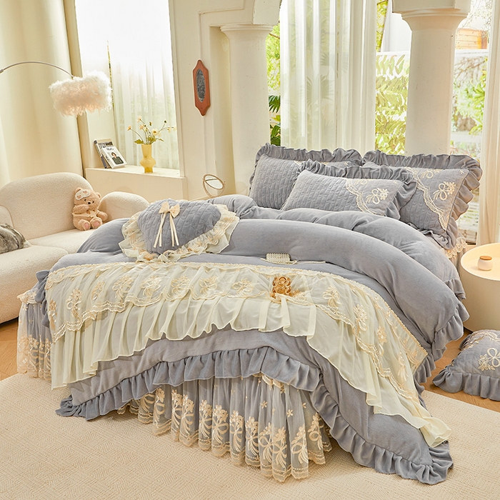 91家纺网 家纺一手货源 找家纺 2024新款加厚牛奶绒蕾丝刺绣床裙四件套-莫奈花园系列 莫奈花园-高级灰