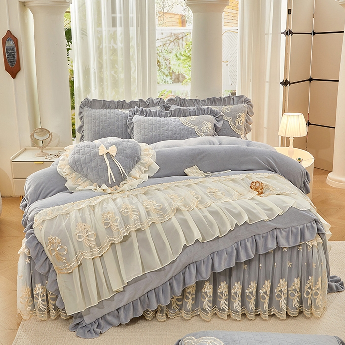 91家纺网 家纺一手货源 找家纺 2024新款加厚牛奶绒蕾丝刺绣床裙四件套-莫奈花园系列 莫奈花园-高级灰