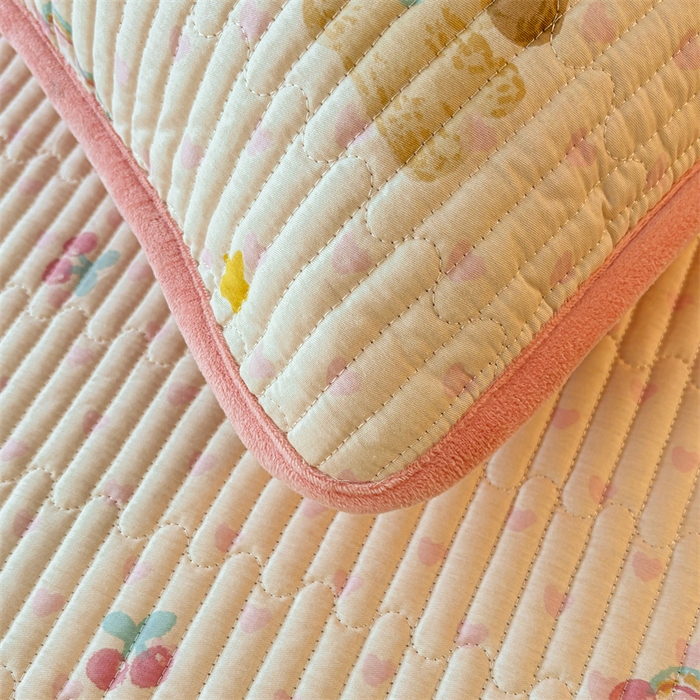 91家纺网 家纺一手货源 找家纺 2024新款全棉卡通印花宝宝绒双拼床盖床垫最美的期待