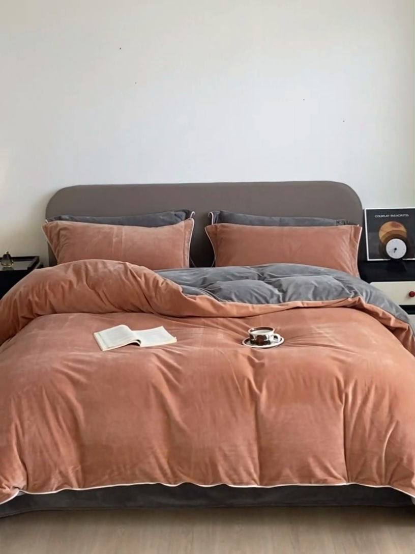 91家纺网 家纺一手货源 找家纺 万盛家纺 2025新款德芙绒牛奶绒法莱绒水晶绒双拼四件套 砖红-咖灰