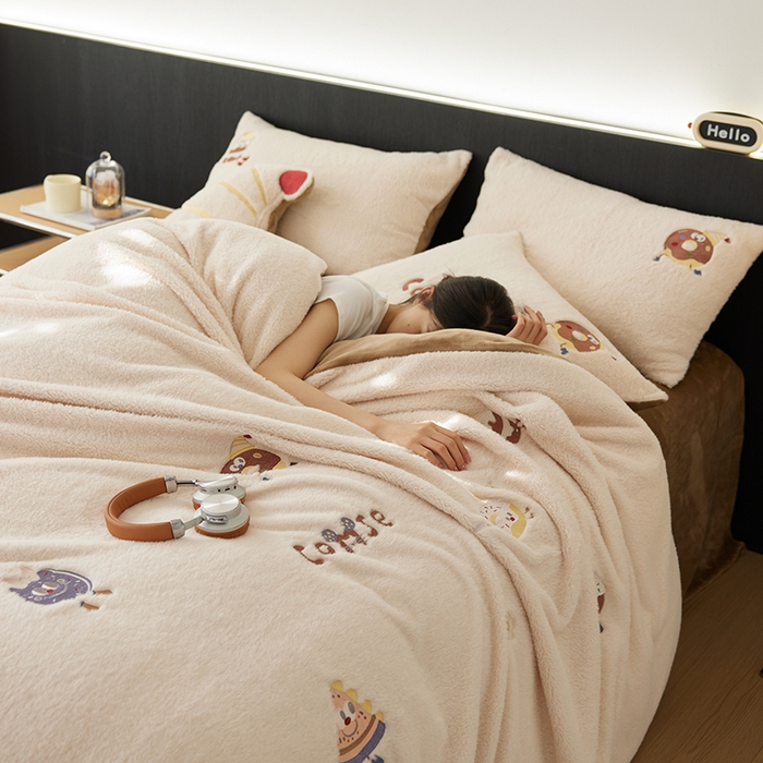 91家纺网 家纺一手货源 找家纺 安莱生活 2024新款绵羊绒毛巾绣四件套 甜品派对