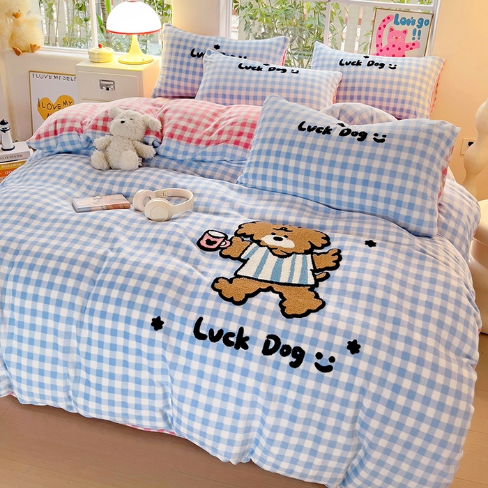 91家纺网 家纺一手货源 找家纺 眠帛家居 2024新款高克重牛奶绒毛巾绣加印大版卡通四件套系列二 旺仔