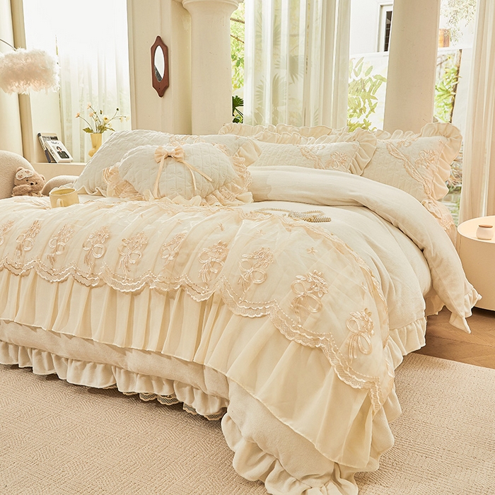 91家纺网 家纺一手货源 找家纺 2024新款加厚牛奶绒蕾丝刺绣床裙四件套-莫奈花园系列 莫奈花园-奶昔