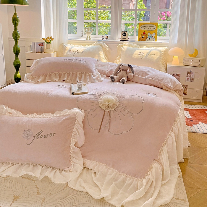 91家纺网 家纺一手货源 找家纺 娜娜 2024新款法式花边牛奶绒刺绣四件套-花蕊-花香引蝶系列 花蕊-粉