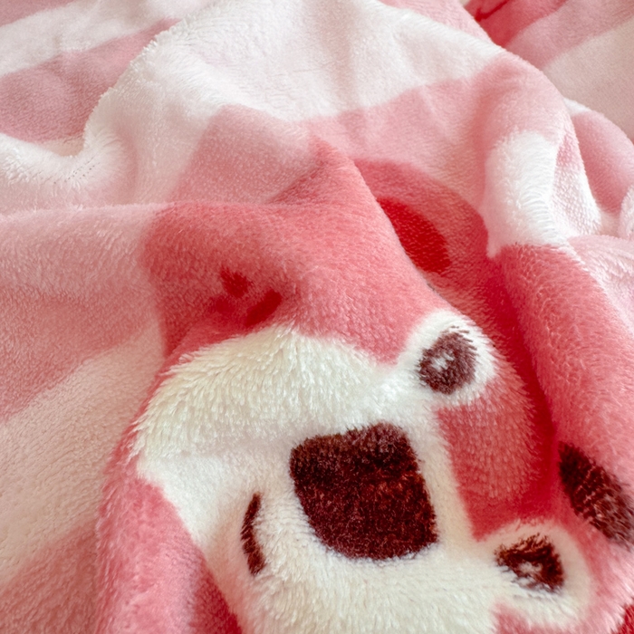 91家纺网 家纺一手货源 找家纺 梦可莱家居 2024新款牛奶豆豆绒印花床盖四件套 熊宝