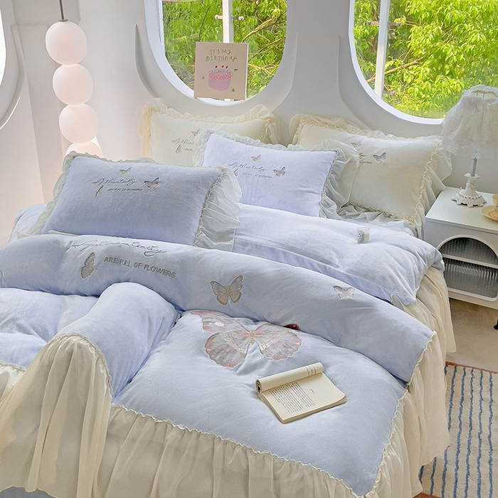 91家纺网 家纺一手货源 找家纺 娜娜 2024新款法式花边牛奶绒刺绣四件套-花蕊-花香引蝶系列 花香引蝶-天空蓝