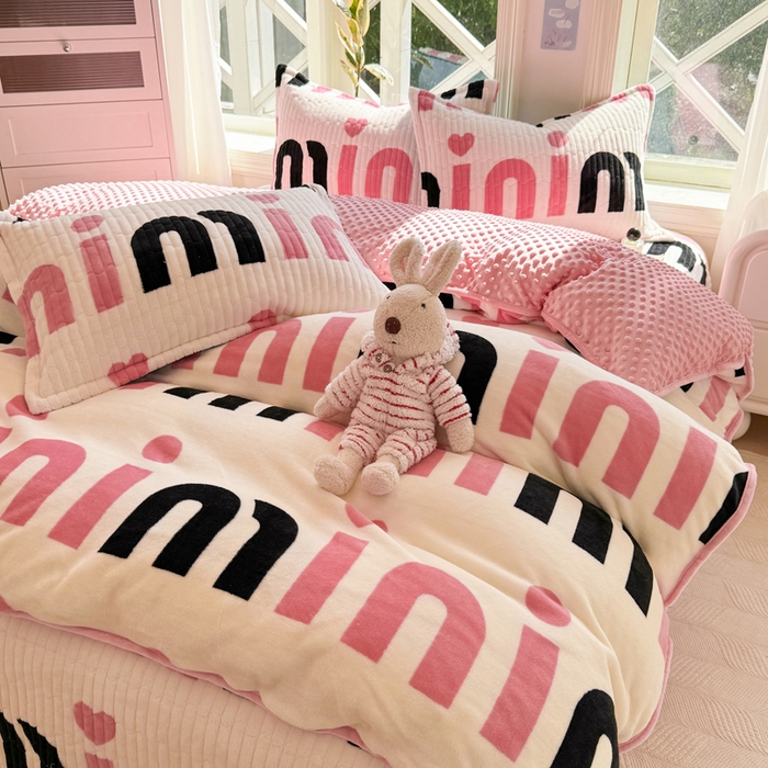 91家纺网 家纺一手货源 找家纺 梦可莱家居 2024新款牛奶豆豆绒印花床盖四件套 大牌白