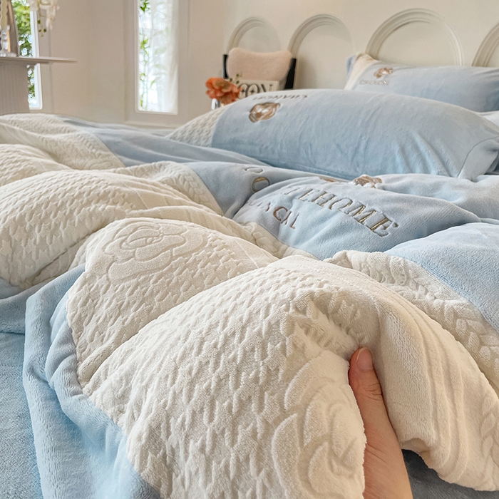 91家纺网 家纺一手货源 找家纺 娜娜 2024新款牛奶绒三拼系列四件套 天空蓝