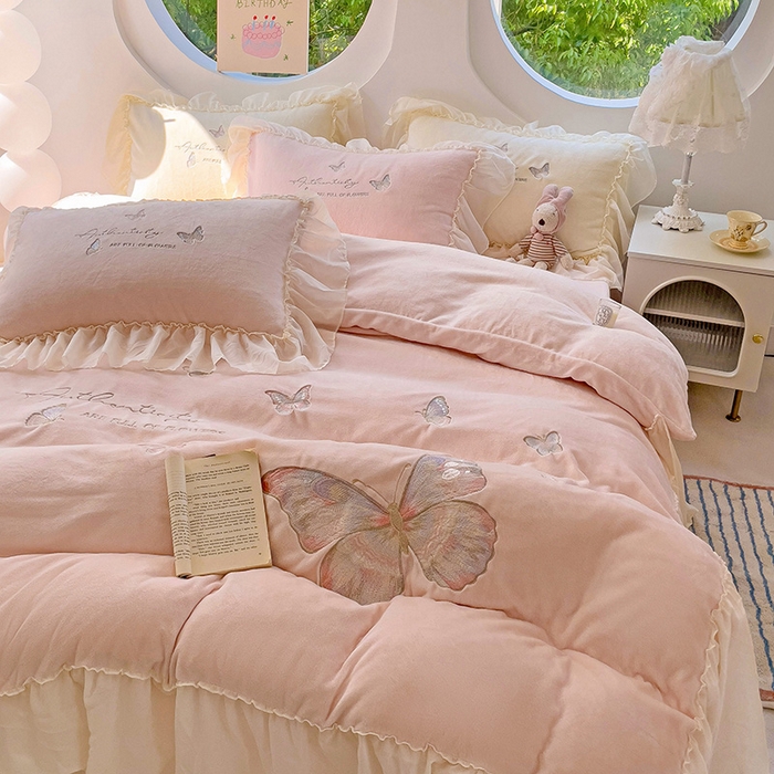 91家纺网 家纺一手货源 找家纺 娜娜 2024新款法式花边牛奶绒刺绣四件套-花蕊-花香引蝶系列 花香引蝶-粉