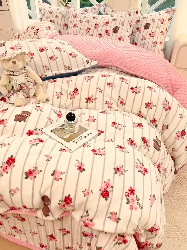 91家纺网 家纺一手货源 找家纺 梦可莱家居 2024新款牛奶豆豆绒印花床盖四件套 花草