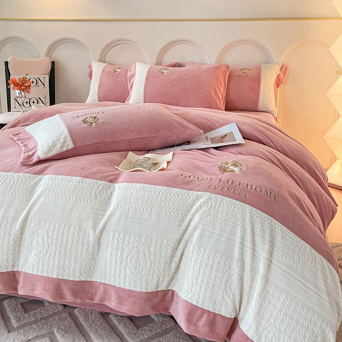 91家纺网 家纺一手货源 找家纺 娜娜 2024新款牛奶绒三拼系列四件套 豆沙