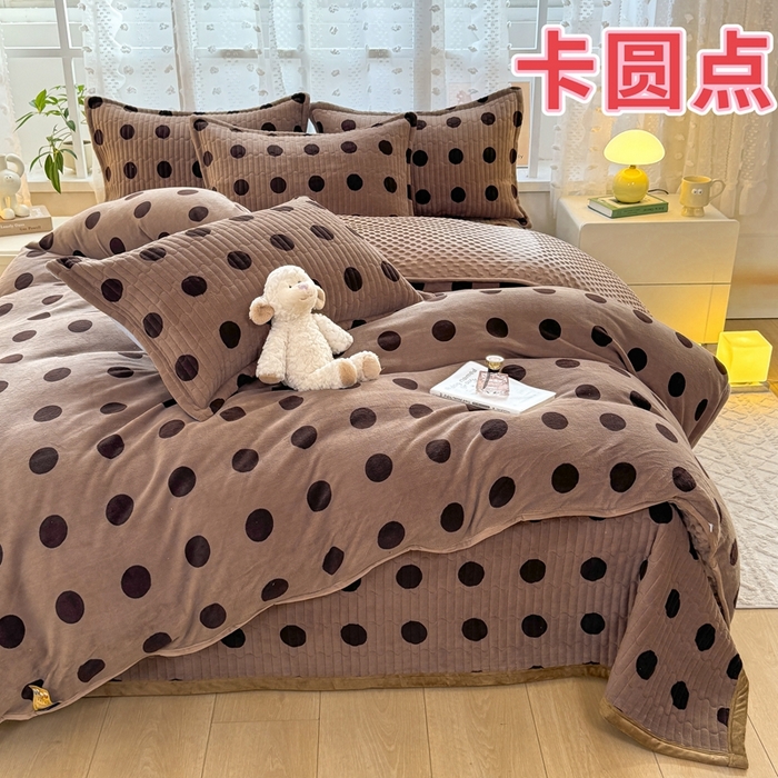 91家纺网 家纺一手货源 找家纺 梦可莱家居 2024新款牛奶豆豆绒印花床盖四件套 豆豆绒卡圆点