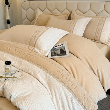 91家纺网 家纺一手货源 找家纺 宅家居 2024新款雕花拼接刺绣全消光A类高克重牛奶绒四件套-舞秋系列 舞秋-香槟