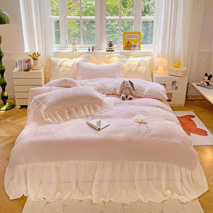 91家纺网 家纺一手货源 找家纺 娜娜 2024新款法式花边牛奶绒刺绣四件套-花蕊-花香引蝶系列 花蕊-粉