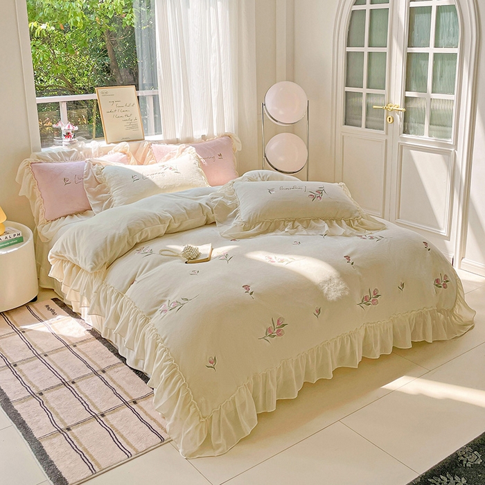 91家纺网 家纺一手货源 找家纺 娜娜 2024新款法式花边牛奶绒刺绣四件套-郁金香-同心结系列 郁金香-奶昔白