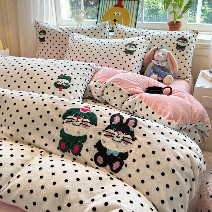 91家纺网 家纺一手货源 找家纺 娜娜 2024新款加厚保暖高克重牛奶绒毛巾绣四件套 牛奶绒波点兔