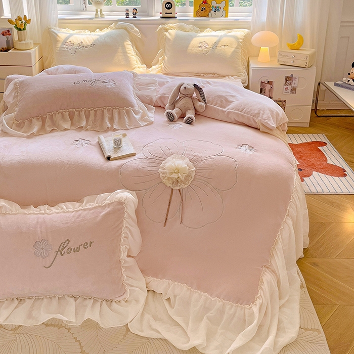 91家纺网 家纺一手货源 找家纺 娜娜 2024新款法式花边牛奶绒刺绣四件套-花蕊-花香引蝶系列 花蕊-粉