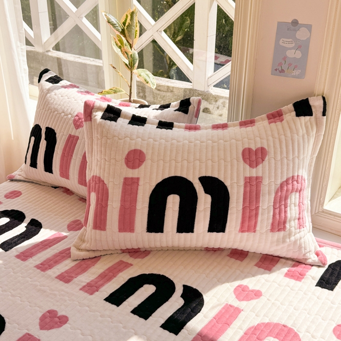 91家纺网 家纺一手货源 找家纺 梦可莱家居 2024新款牛奶豆豆绒印花床盖四件套 大牌白