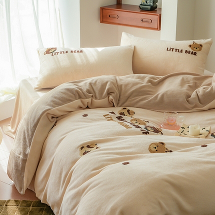 沐晴家纺 2024秋冬新品高克重牛奶绒拼色毛巾绣卡通绣花款四件套 呆呆熊