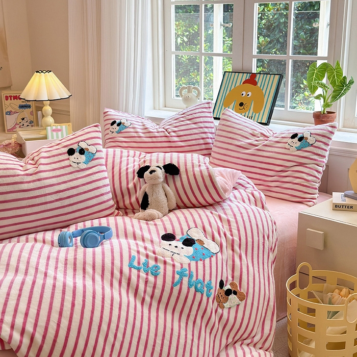 91家纺网 家纺一手货源 找家纺 娜娜 2024新款加厚保暖高克重牛奶绒毛巾绣四件套 牛奶绒趴趴狗