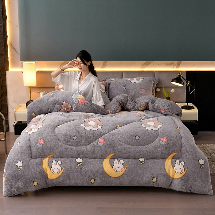 91家纺网 家纺一手货源 找家纺 锦逸家居 2024新款AB版雪花绒冬被羊羔绒冬被被子被芯春秋被 云朵萌熊