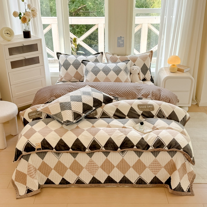 91家纺网 家纺一手货源 找家纺 梦可莱家居 2024新款牛奶豆豆绒印花床盖四件套 豆豆绒菱形格