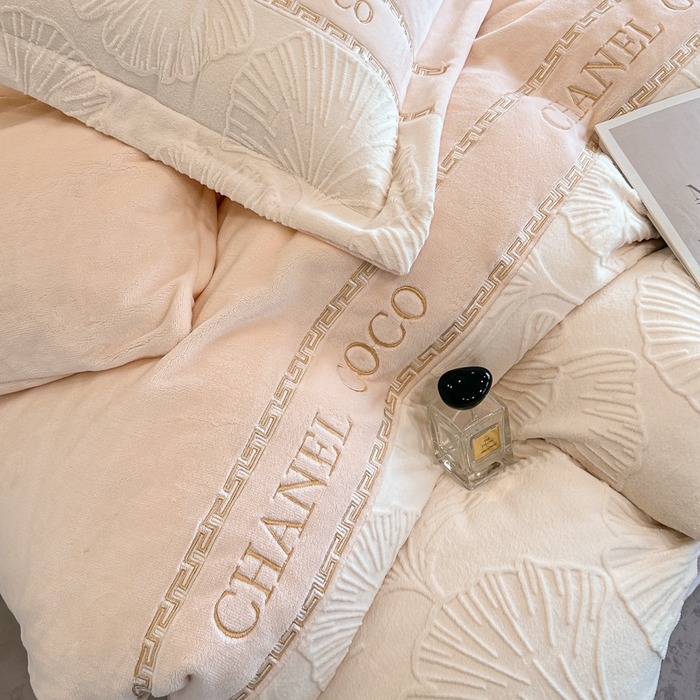 91家纺网 家纺一手货源 找家纺 宅家居 2024新款雕花拼接刺绣全消光A类高克重牛奶绒四件套-舞秋系列 舞秋-粉玉