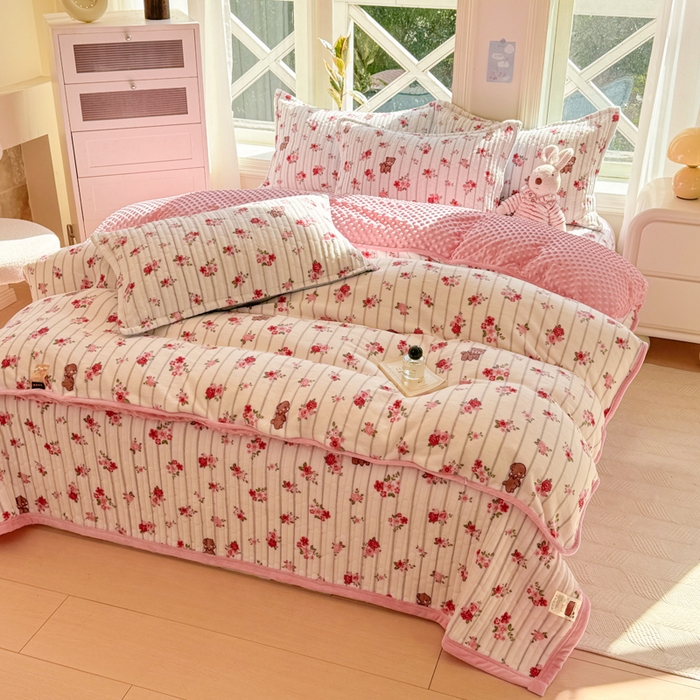 91家纺网 家纺一手货源 找家纺 梦可莱家居 2024新款牛奶豆豆绒印花床盖四件套 花草