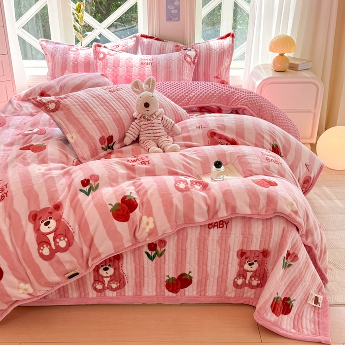 91家纺网 家纺一手货源 找家纺 梦可莱家居 2024新款牛奶豆豆绒印花床盖四件套 熊宝