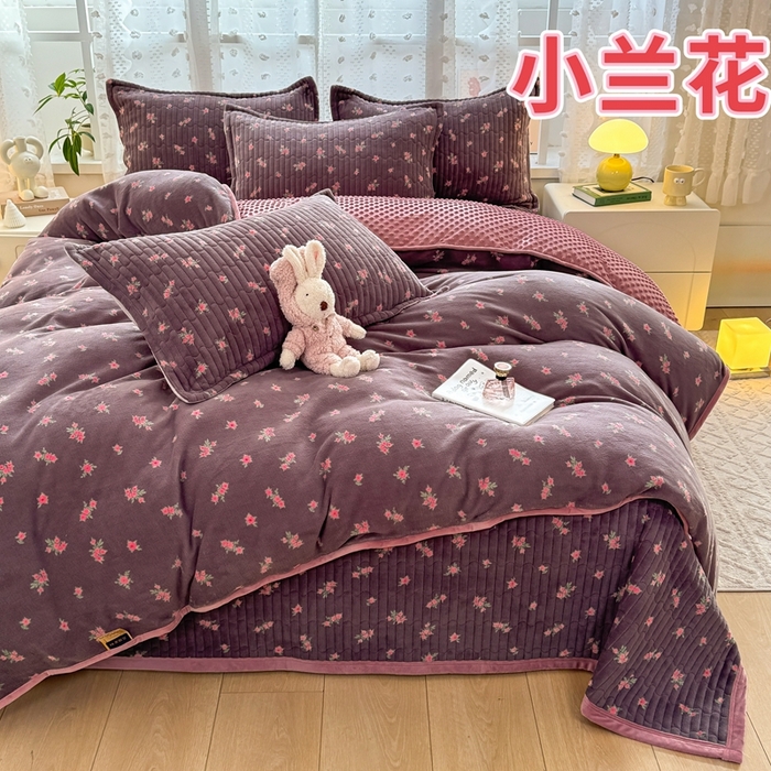 91家纺网 家纺一手货源 找家纺 梦可莱家居 2024新款牛奶豆豆绒印花床盖四件套 小兰花