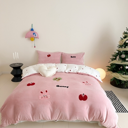 91家纺网 家纺一手货源 找家纺 时光里 2024新款牛奶绒绣花款四件套 苹果兔