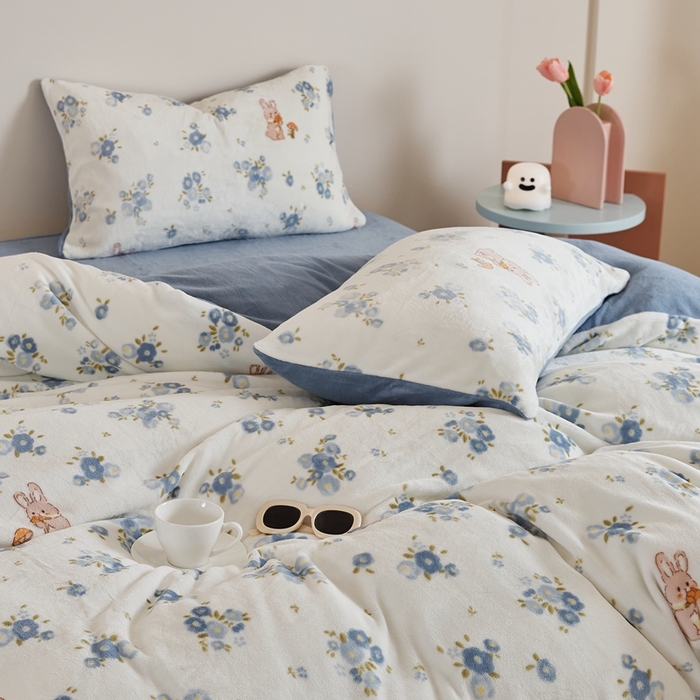 91家纺网 家纺一手货源 找家纺 时光里 2024新款230克牛奶绒印花四件套 花小兔