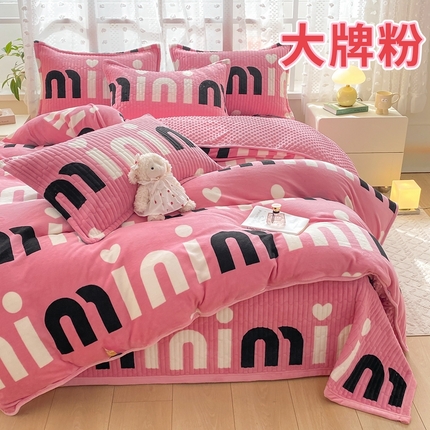 91家纺网 家纺一手货源 找家纺 梦可莱家居 2024新款牛奶豆豆绒印花床盖四件套 大牌粉