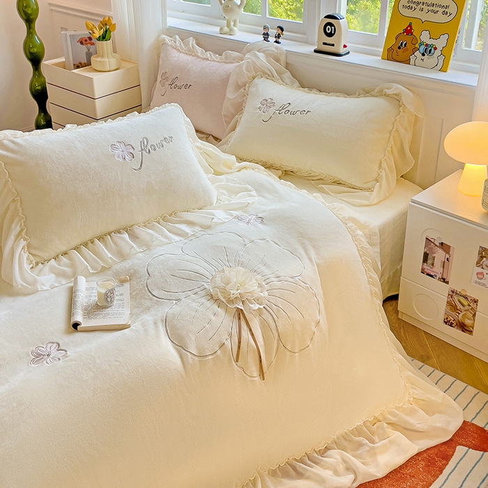 91家纺网 家纺一手货源 找家纺 娜娜 2024新款法式花边牛奶绒刺绣四件套-花蕊-花香引蝶系列 花蕊-奶昔白