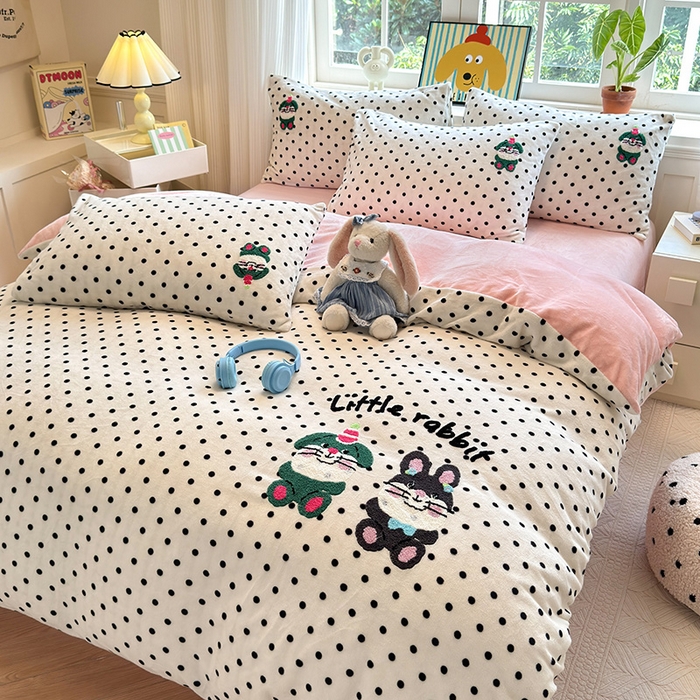 91家纺网 家纺一手货源 找家纺 娜娜 2024新款加厚保暖高克重牛奶绒毛巾绣四件套 牛奶绒波点兔