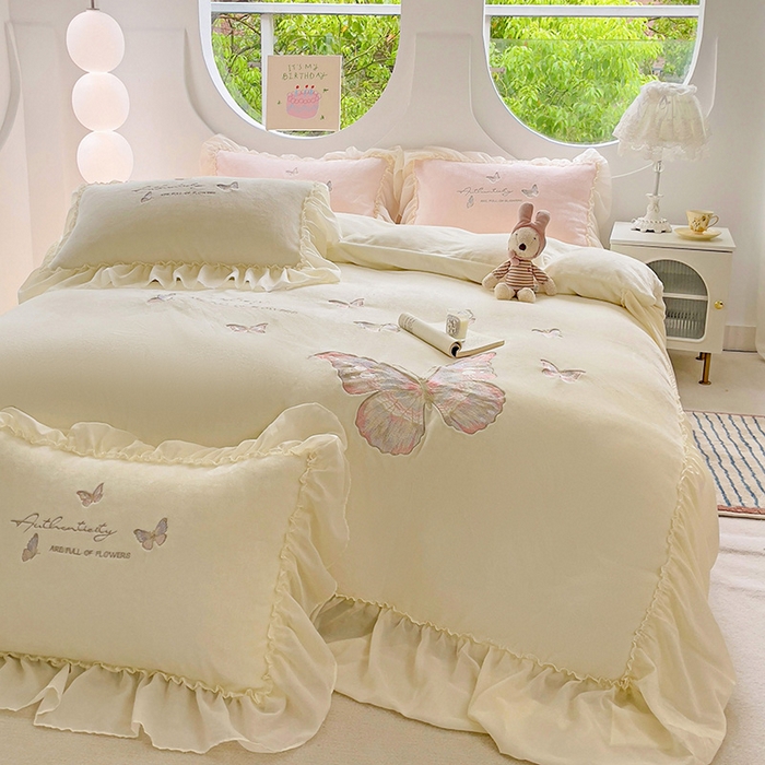 91家纺网 家纺一手货源 找家纺 娜娜 2024新款法式花边牛奶绒刺绣四件套-花蕊-花香引蝶系列 花香引蝶-奶昔白