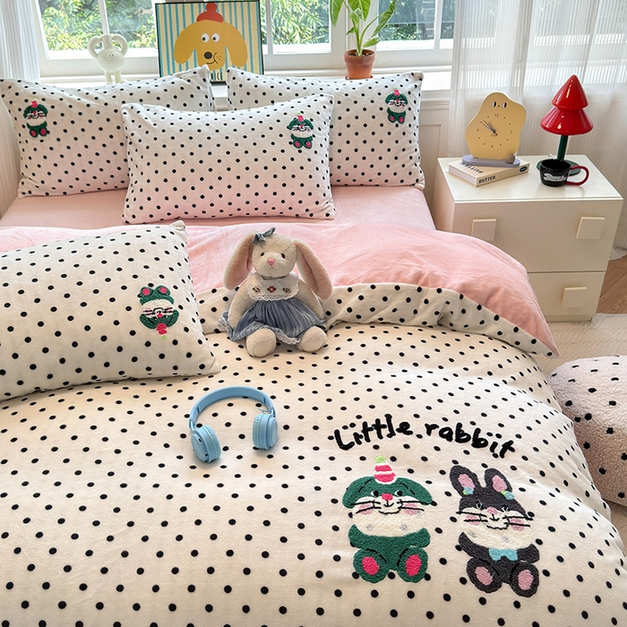 91家纺网 家纺一手货源 找家纺 娜娜 2024新款加厚保暖高克重牛奶绒毛巾绣四件套 牛奶绒波点兔