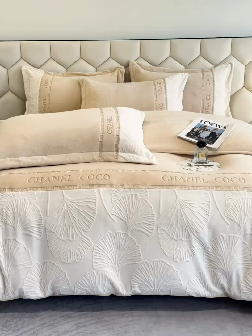 91家纺网 家纺一手货源 找家纺 宅家居 2024新款雕花拼接刺绣全消光A类高克重牛奶绒四件套-舞秋系列 舞秋-香槟