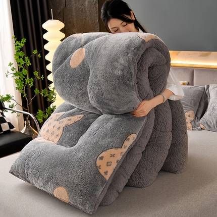 91家纺网 家纺一手货源 找家纺 锦逸家居 2024新款AB版雪花绒冬被羊羔绒冬被被子被芯春秋被 比心兔兔